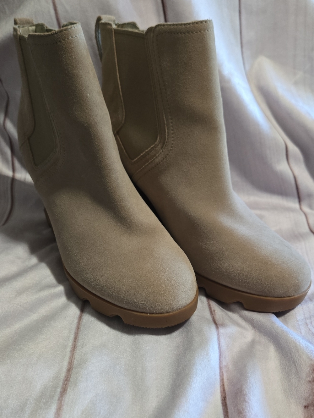 Sorel Women's Beige Suede Chelsea Ankle Boots In Size 9 1/2